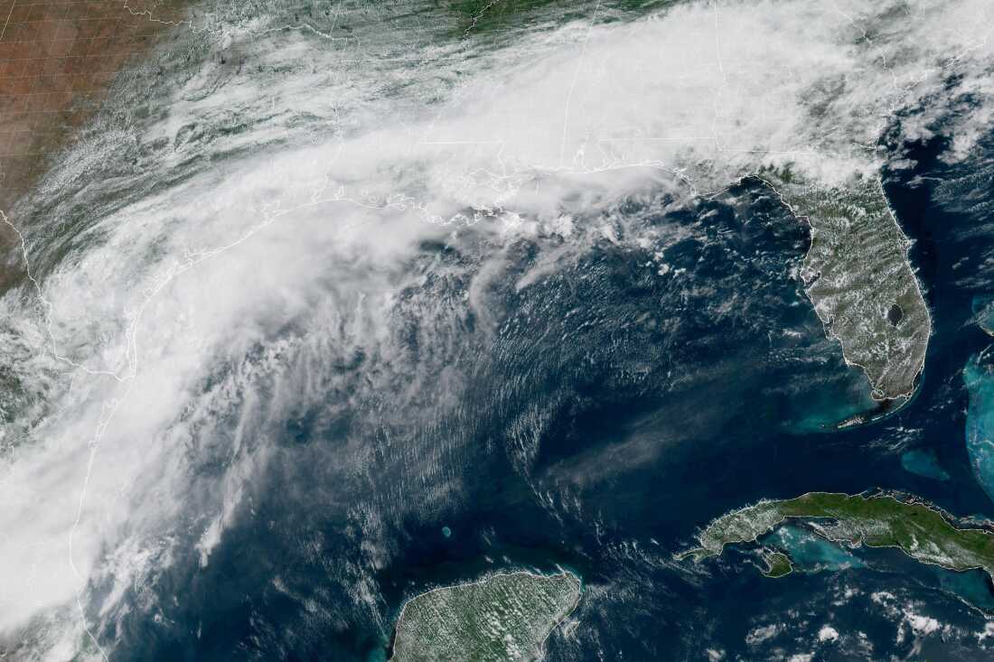 Cette image satellite GOES-19 GeoColor fournie par la NOAA montre un système de tempête se formant le long de la côte du golfe du Texas, le mardi 16 juin 2026.
