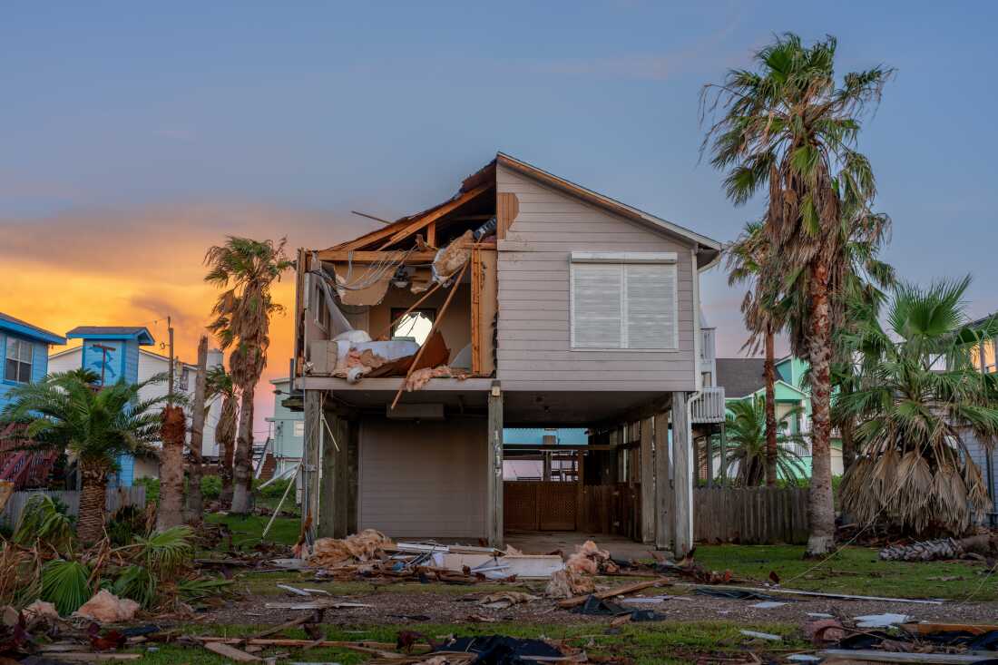Une maison qui a été gravement endommagée lorsque l'ouragan Beryl a balayé Freeport, au Texas, en juillet 2024.