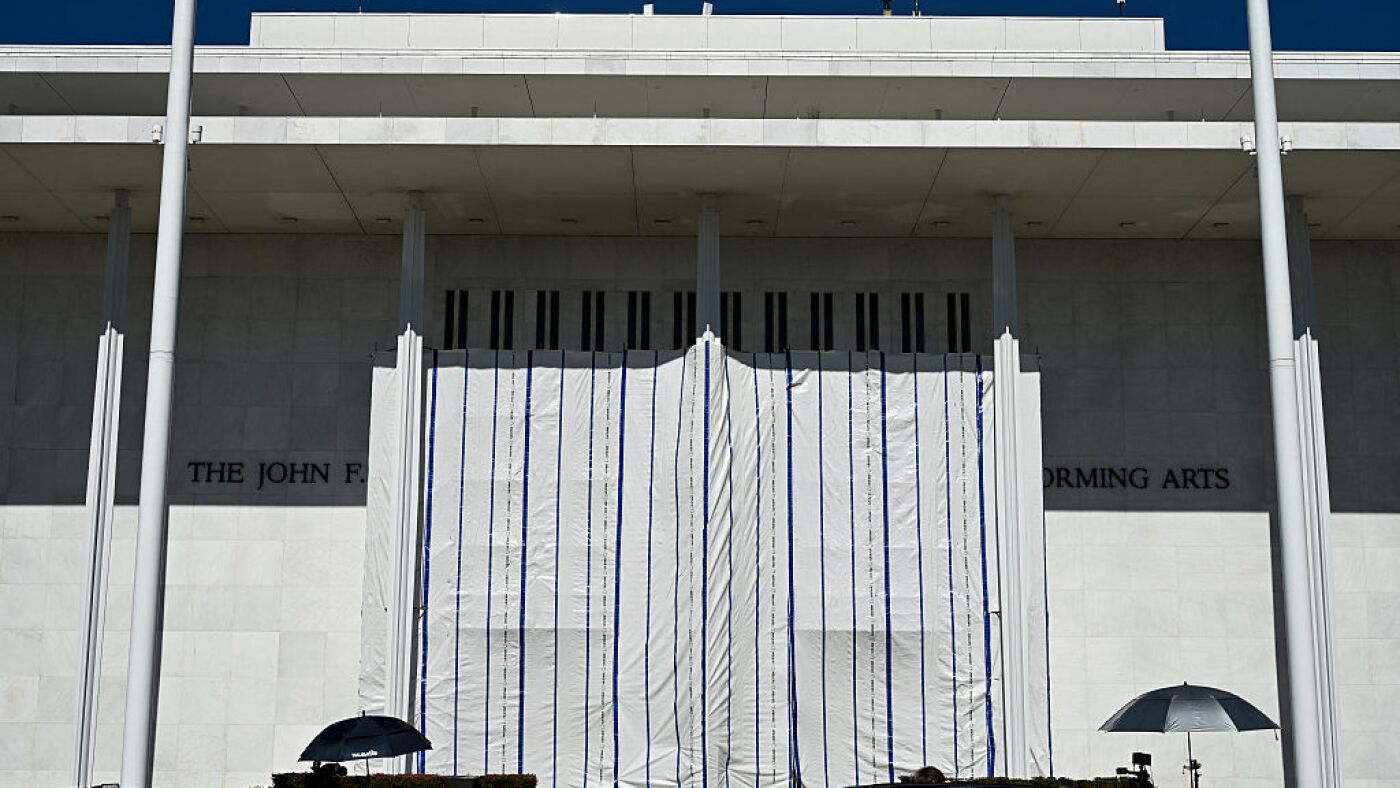 Le Kennedy Center supprime le nom de Trump du bâtiment
