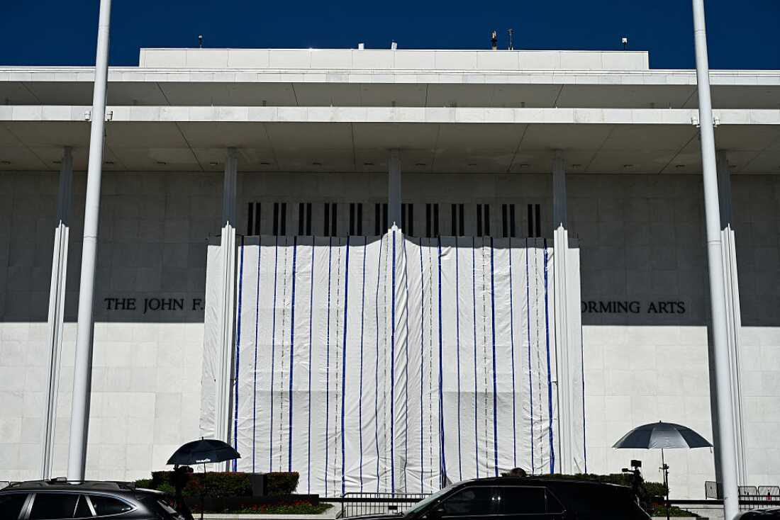 Une bâche recouvre la façade du John F. Kennedy Memorial Center for the Performing Arts à Washington, DC, le 13 juin 2026. Les travailleurs ont retiré le nom du président Donald Trump de la façade du bâtiment.