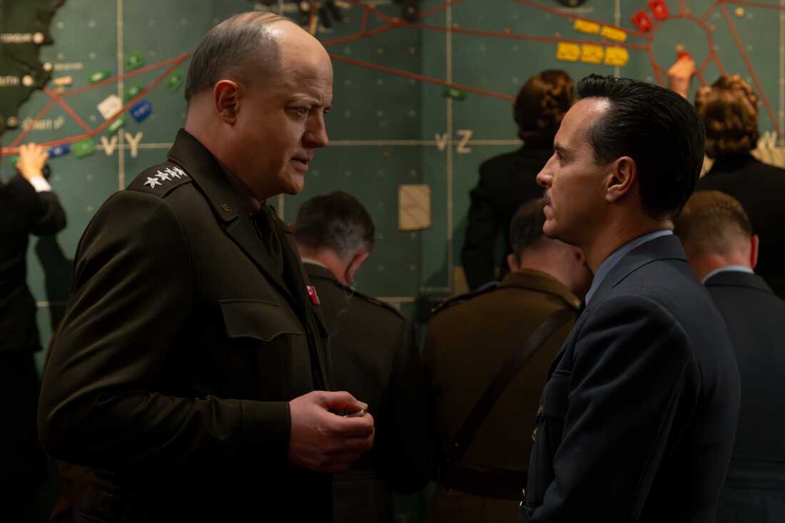 Brendan Fraser incarne le général Dwight D. Eisenhower et Andrew Scott incarne le météorologue James Stagg dans le nouveau film Pressure, sur la période tendue qui a précédé l'invasion du jour J pendant la Seconde Guerre mondiale.