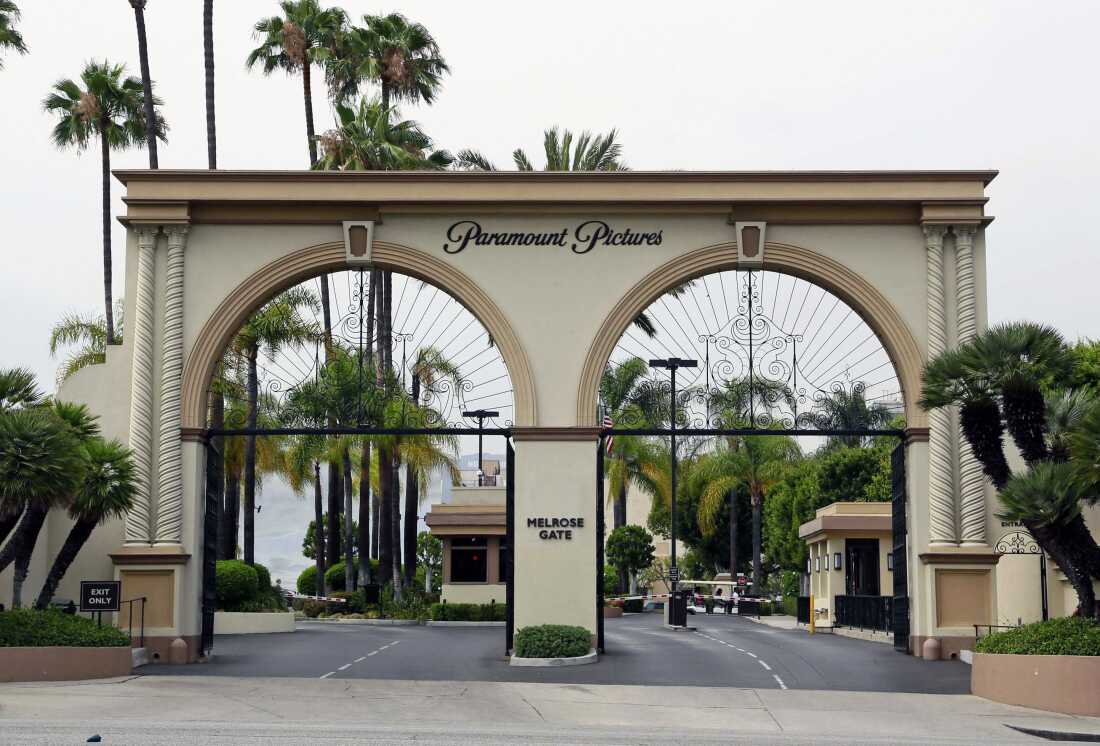 L'entrée principale des studios Paramount est visible sur Melrose Avenue, le 8 juillet 2015, à Los Angeles.