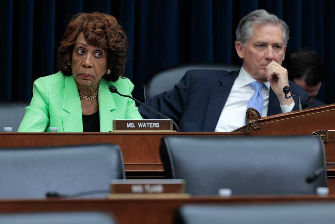 La représentante Maxine Waters, D-CA., membre du Comité des services financiers de la Chambre, et le président French Hill, R-AR., écoutent une audience à Capitol Hill le 24 juin 2025.