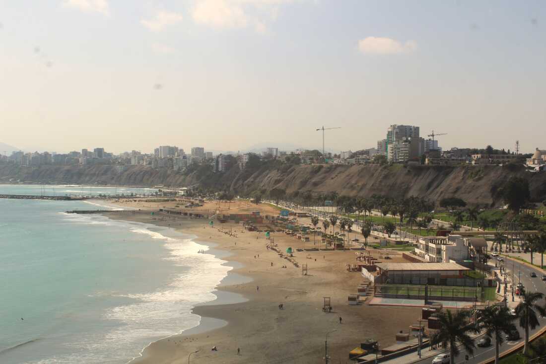 La plage de Lima, au Pérou, est baignée d'un soleil hivernal inhabituel alors que les scientifiques prédisent un "Godzilla" El Niño.
