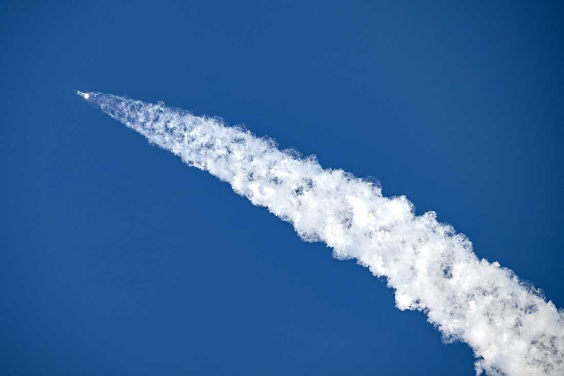 La fusée Starship 39 de SpaceX est lancée depuis Starbase lors du 12e vol d'essai, vue depuis South Padre Island, Texas, le 22 mai 2026.