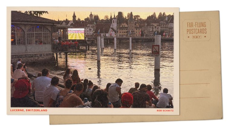 Photo : Lucerne, Suisse, regardant la Coupe du Monde en chaleur : NPR