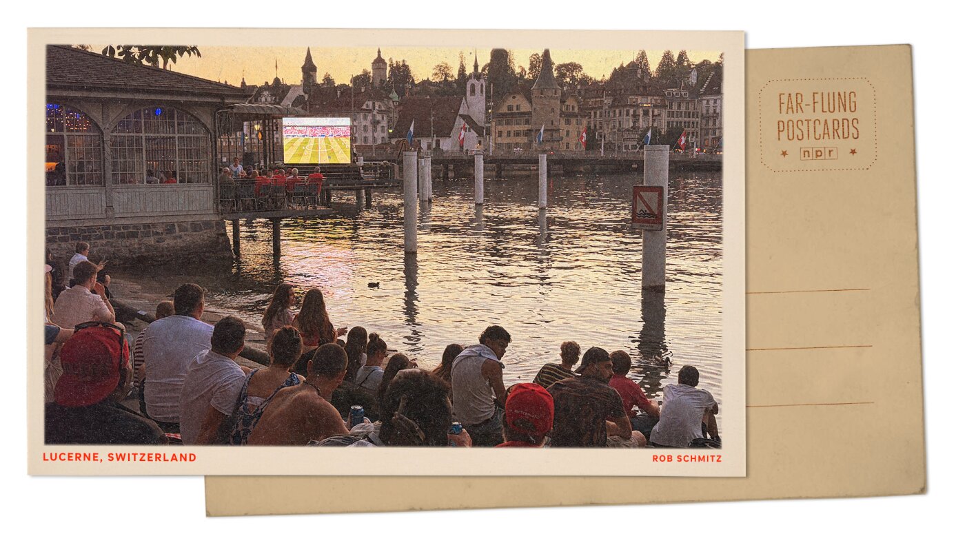Photo : Lucerne, Suisse, regardant la Coupe du Monde en chaleur : NPR