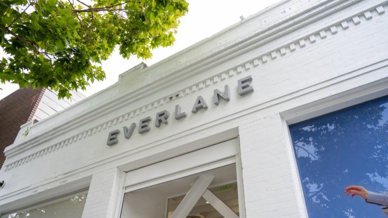 Shein rachète Everlane, qui a vendu aux millennials le rêve d&rsquo;un luxe éthique et abordable