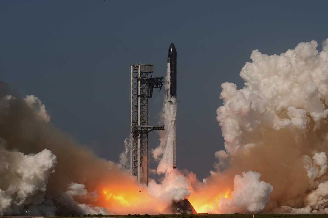 La méga-fusée Starship de SpaceX décolle de Starbase, au Texas, le 22 mai. Un panache de gaz blanc s'étend du bas de la fusée, qui décolle verticalement du sol. De gros nuages ​​​​de gaz blanc se trouvent sur les côtés droit et gauche du cadre.