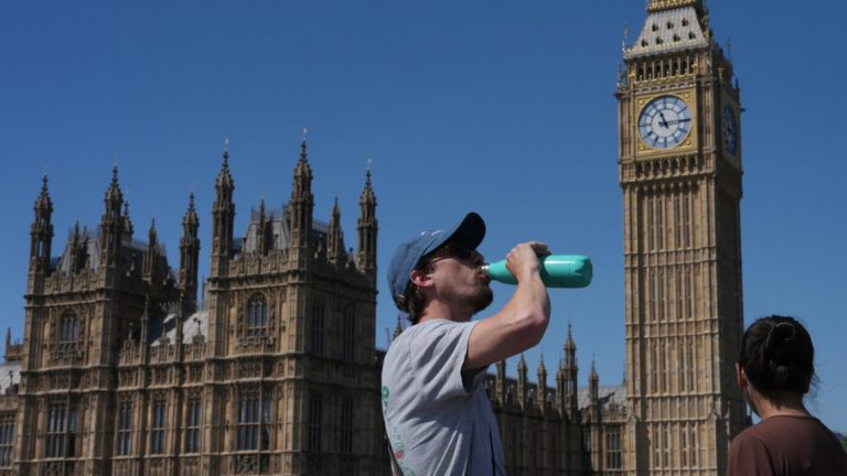 Une canicule exceptionnellement précoce brise des records et fait des morts en Europe