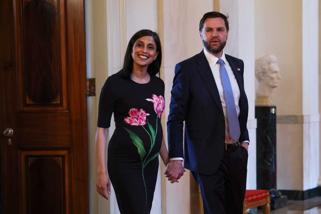 La deuxième dame Usha Vance et le vice-président Vance arrivent pour une célébration des mères militaires à la Maison Blanche le 6 mai. Elle est enceinte de leur quatrième enfant.