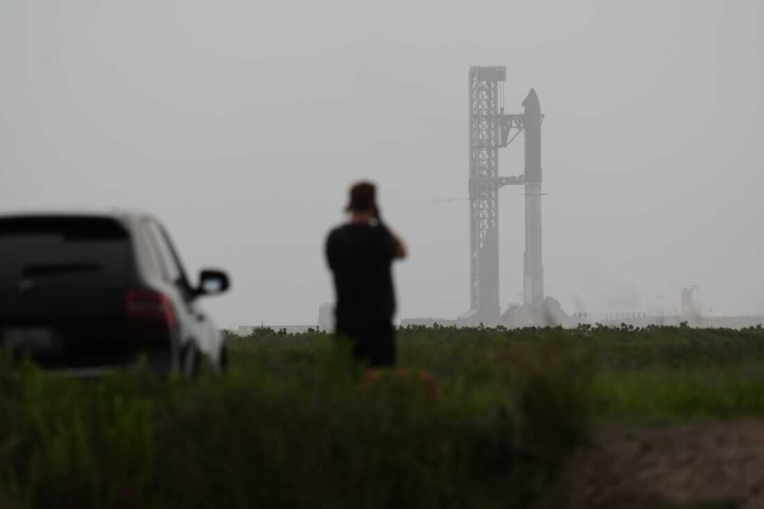 La dernière version de SpaceX de sa méga-fusée Starship subit des tests alors qu'elle se prépare pour un vol d'essai depuis Starbase, Texas, le mercredi 20 mai 2026.