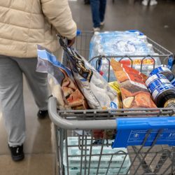 Walmart prévoit des baisses de prix en utilisant des remboursements de tarifs alors que les acheteurs deviennent nerveux