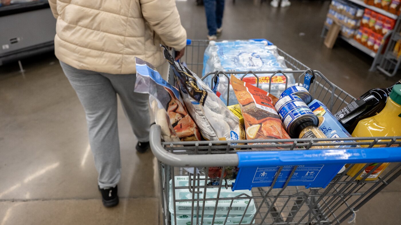 Walmart prévoit des baisses de prix en utilisant des remboursements de tarifs alors que les acheteurs deviennent nerveux