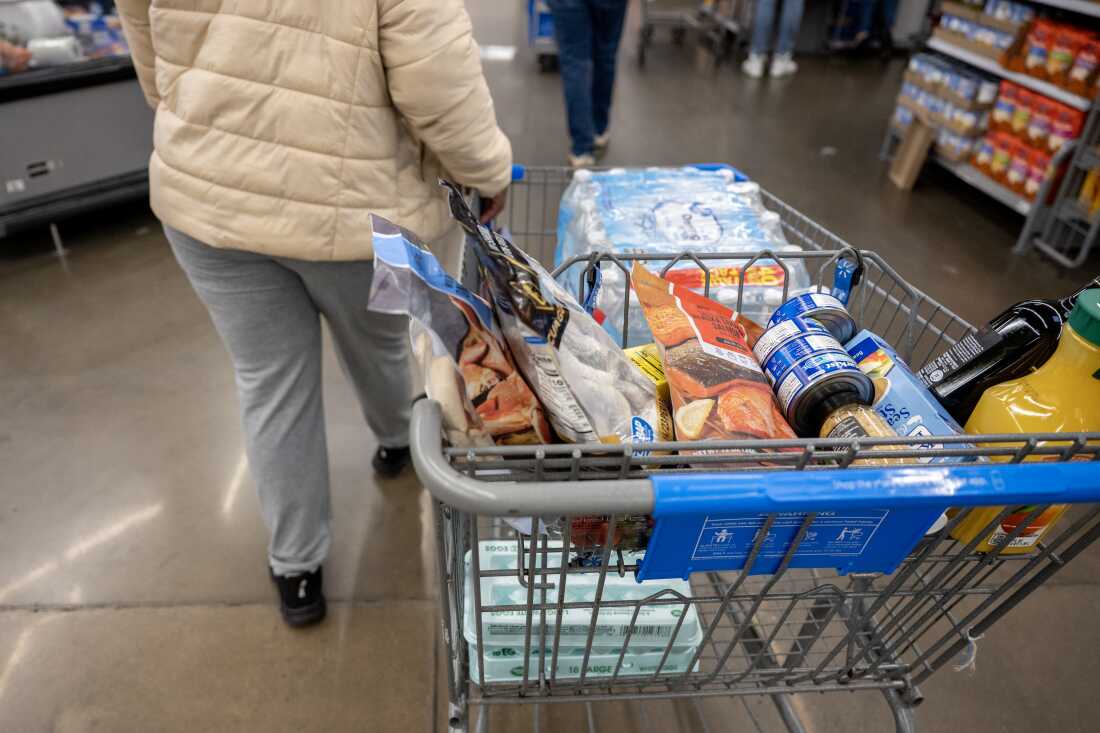 Un client fait ses courses chez Walmart à Little Rock, Ark.