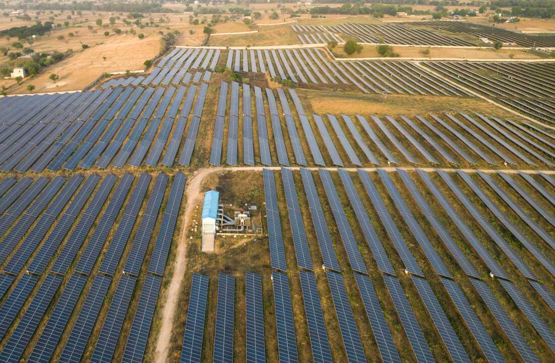 Une vue aérienne de panneaux solaires disposés en rangées dans une centrale solaire à Haryana, en Inde. «Cette crise crée en quelque sorte le besoin d'une transition énergétique beaucoup plus rapide», déclare Kaushik Deb, qui dirige l'équipe indienne de l'Energy Policy Institute de l'Université de Chicago.