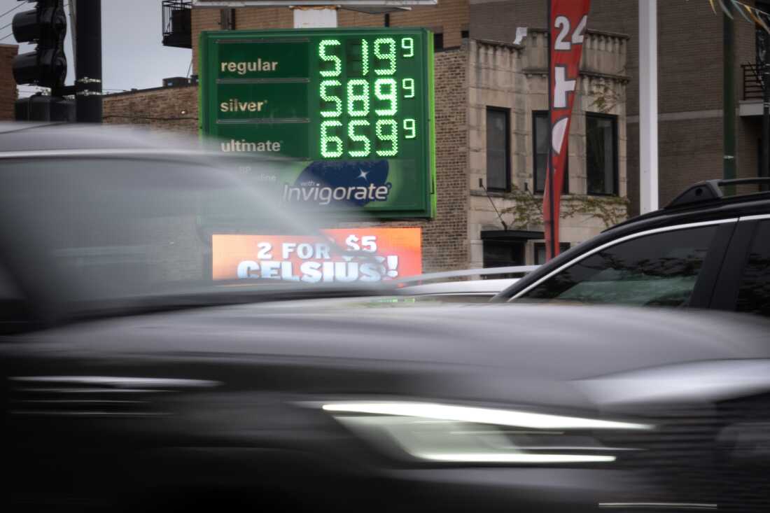 Voitures et prix du pétrole dans une station-service américaine