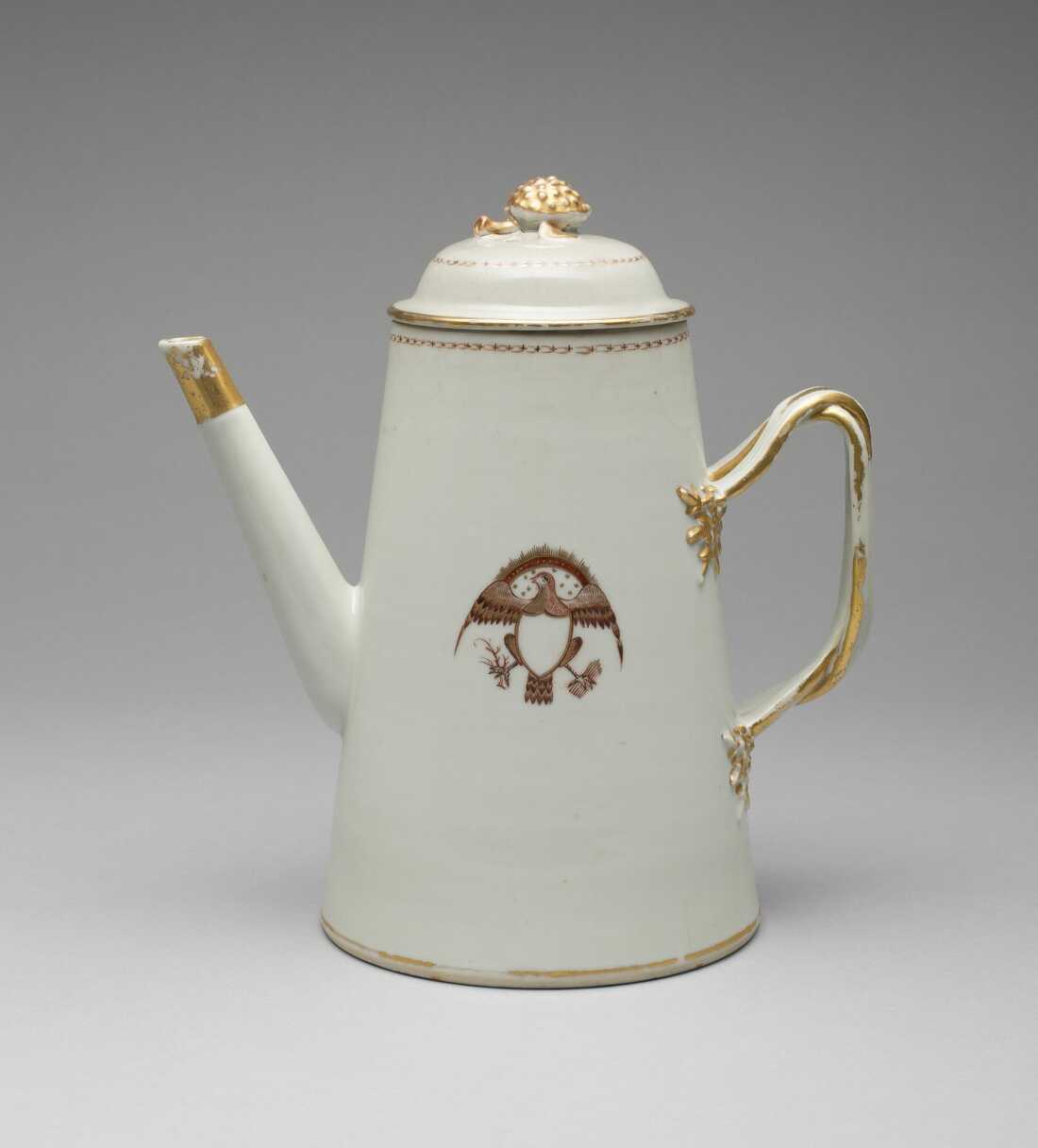 Une cafetière avec couvercle blanc et or, vers 1795. Elle présente un motif d'aigle américain, fabriquée en Chine pour le marché américain. Le café faisait partie d’une tendance croissante de mondialisation à l’époque coloniale.