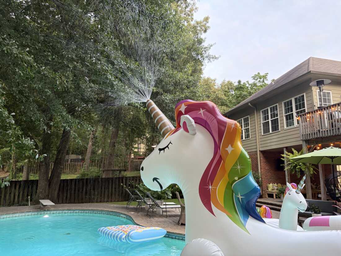 Un arroseur gonflable licorne pulvérise de l'eau sur la piscine de Jasmine Lawson à Birmingham, en Alabama, le 24 juin 2026.