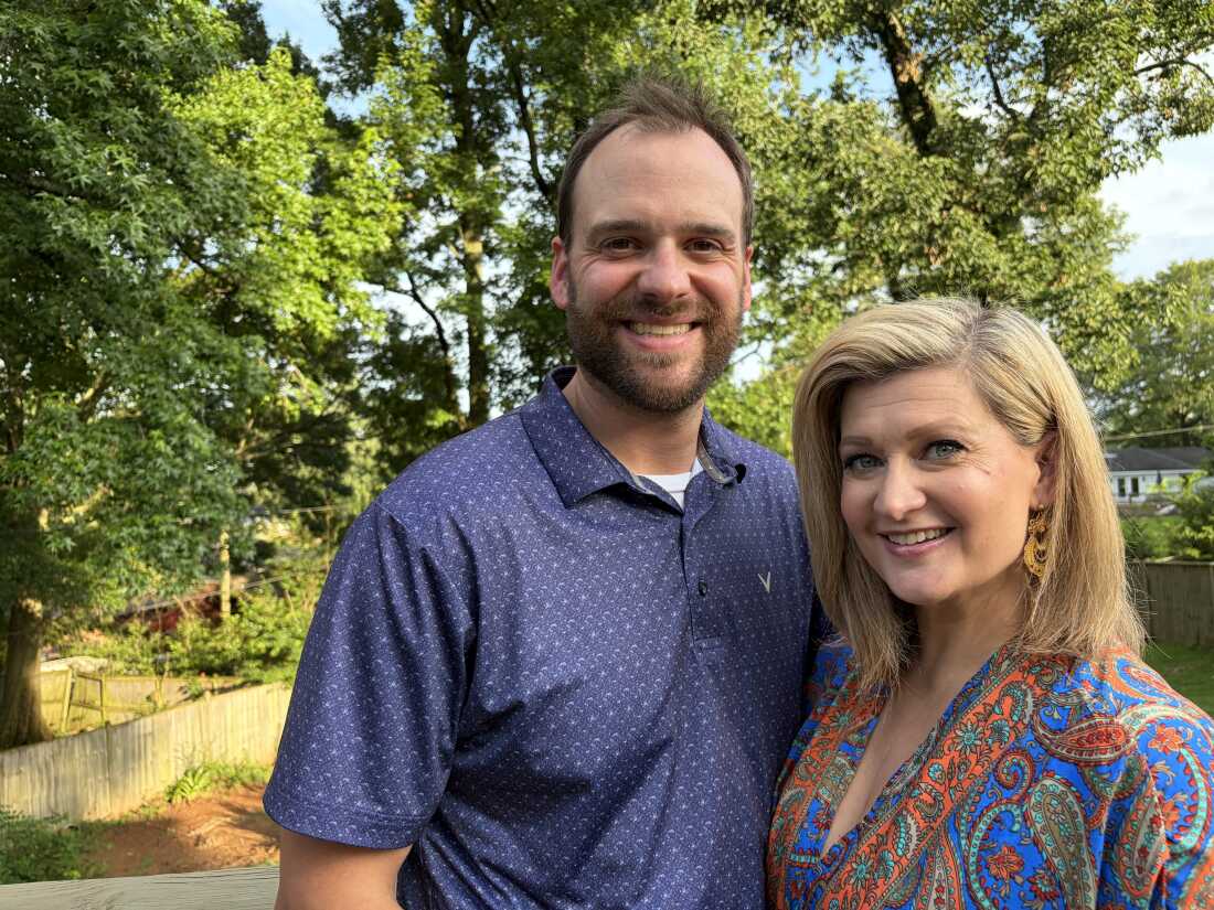 Meghan et Taylor Clopton se tiennent devant leur jardin le 17 juin 2026 à Vestavia Hills, en Alabama, où ils espèrent construire un jour leur propre piscine.