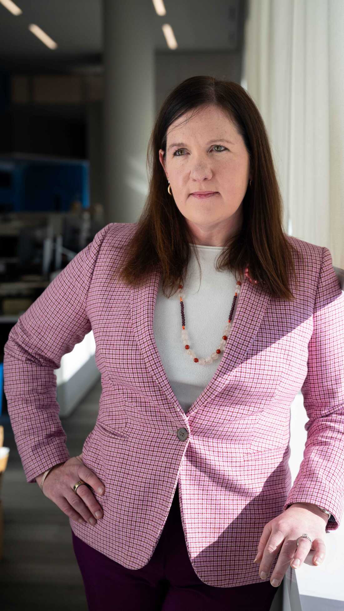 Rebecca Kelly Slaughter a été nommée en 2018 pour occuper un siège démocrate à la Federal Trade Commission. Elle a été licenciée par l’administration Trump en 2024. Son cas est porté devant la Cour suprême.