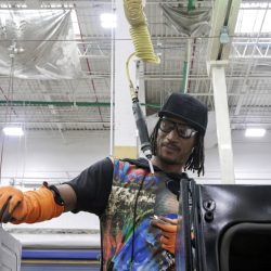 Cette usine manquait cruellement de main-d’œuvre. Ensuite, il a proposé un travail flexible