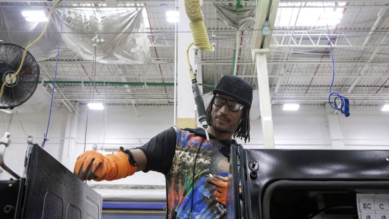 Cette usine manquait cruellement de main-d’œuvre. Ensuite, il a proposé un travail flexible