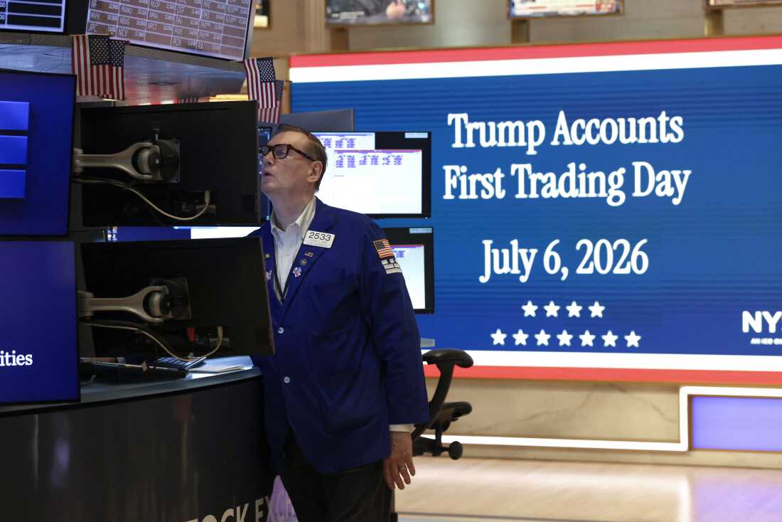 Un trader quelques instants avant que le président américain Donald Trump sonne la cloche d'ouverture de la Bourse de New York (NYSE) à New York le 6 juillet 2026 depuis le bureau ovale pour célébrer le premier jour de négociation des comptes Trump.