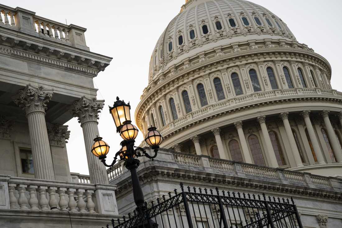 Le Capitole des États-Unis au crépuscule le 12 mai 2026 à Washington, DC