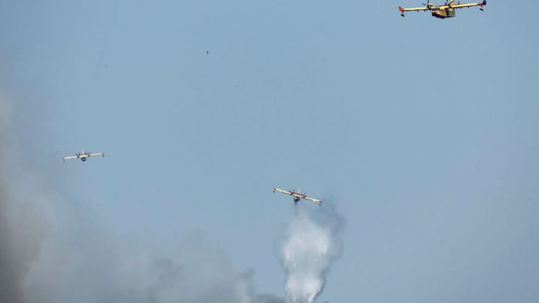 La France continue de lutter contre les incendies de forêt dévastateurs, tandis que des progrès sont réalisés en Espagne