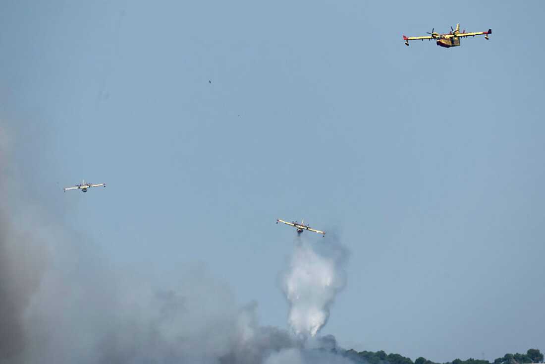 Les avions de lutte contre les incendies de Canadair combattent dimanche un incendie de forêt près de Pelayos de la Presa, à 65 kilomètres à l'ouest de Madrid.