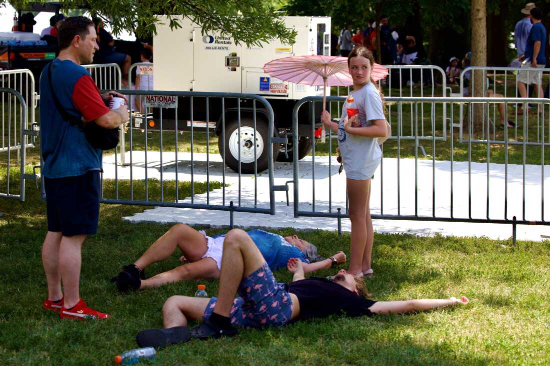 Les gens font face à une chaleur extrême vendredi le long du National Mall à Washington, DC.