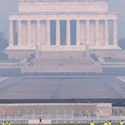 La qualité de l&rsquo;air s&rsquo;améliore dans le nord-est, tandis que la fumée des incendies de forêt plane sur le Midwest