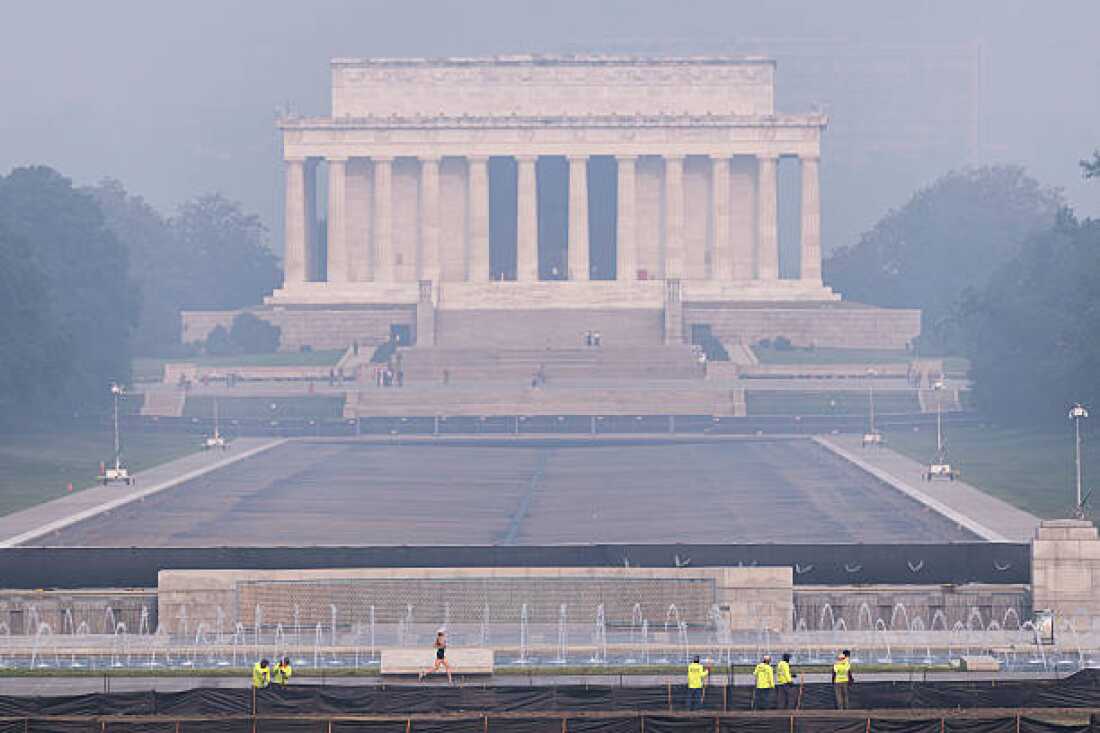 L'image montre une brume colorée au-dessus du Lincoln Memorial à Washington, DC, le 17 juillet 2026, causée par la fumée des incendies de forêt massifs au Canada et au Minnesota.