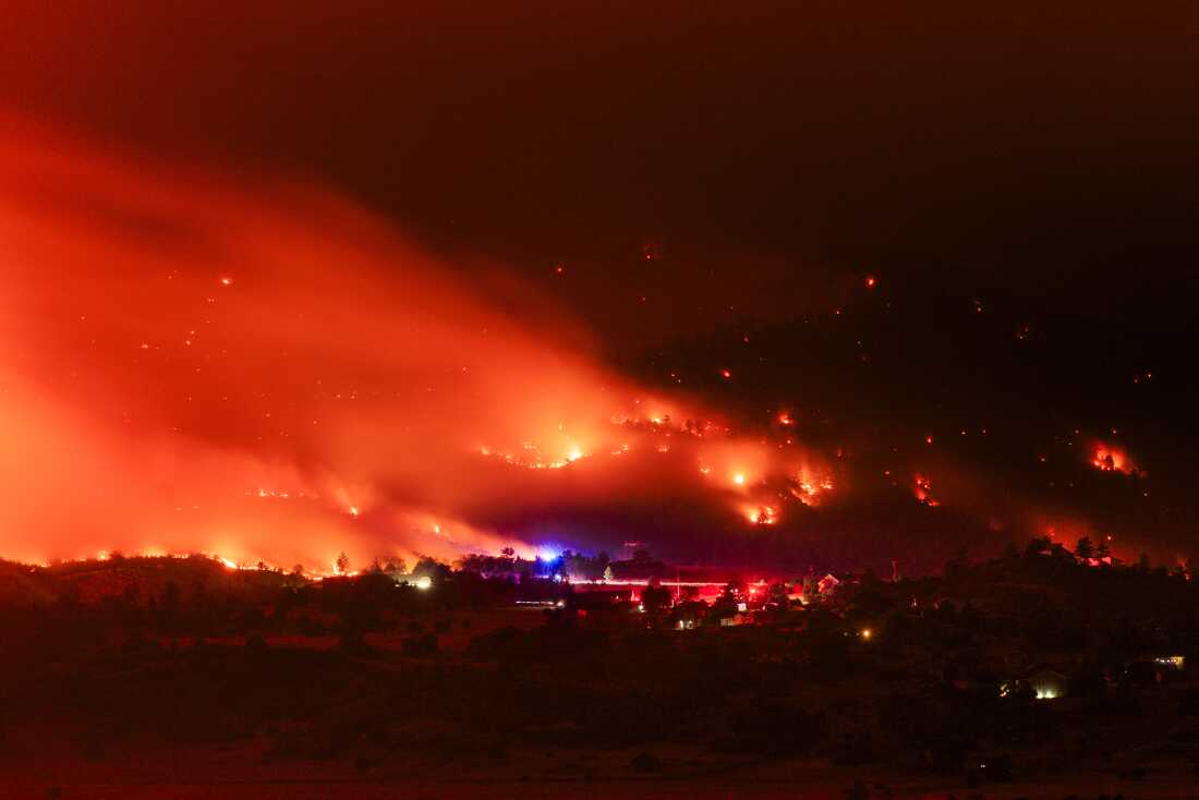 L'incendie d'Aspen Acres brûle vendredi à Rye, Colorado.