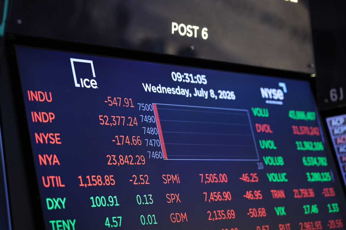 Cette photo montre un écran de la Bourse de New York qui affiche divers chiffres boursiers.