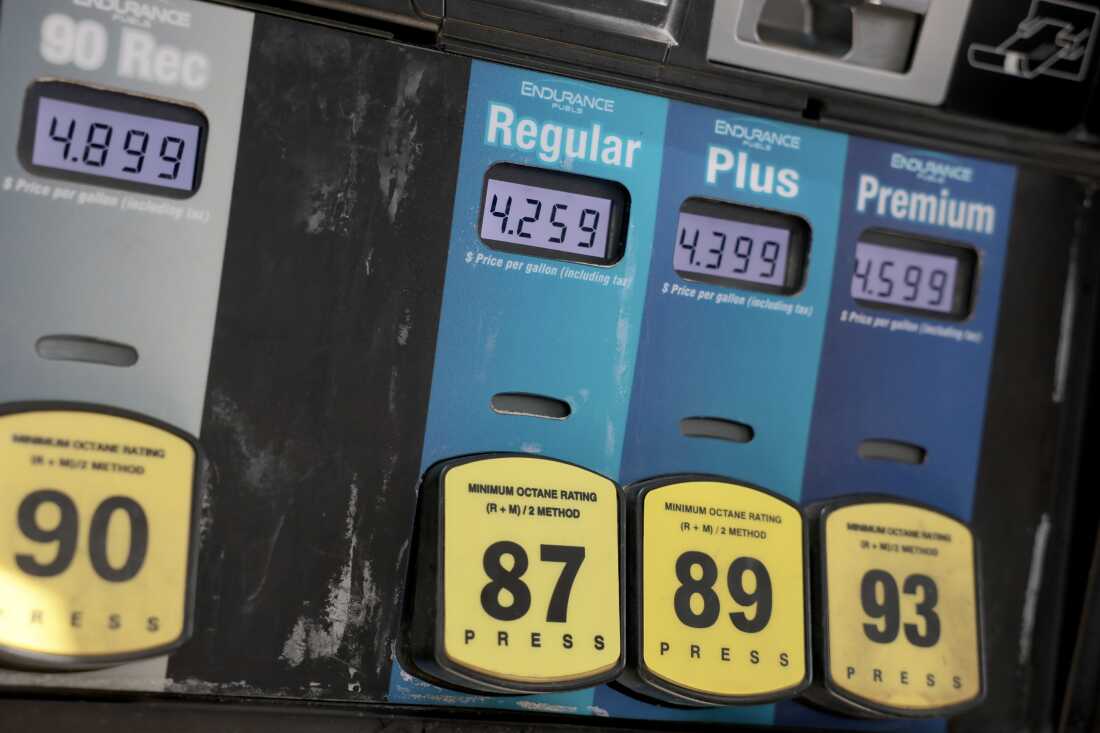 Une pompe à essence affiche des prix supérieurs à 4 $ le gallon.