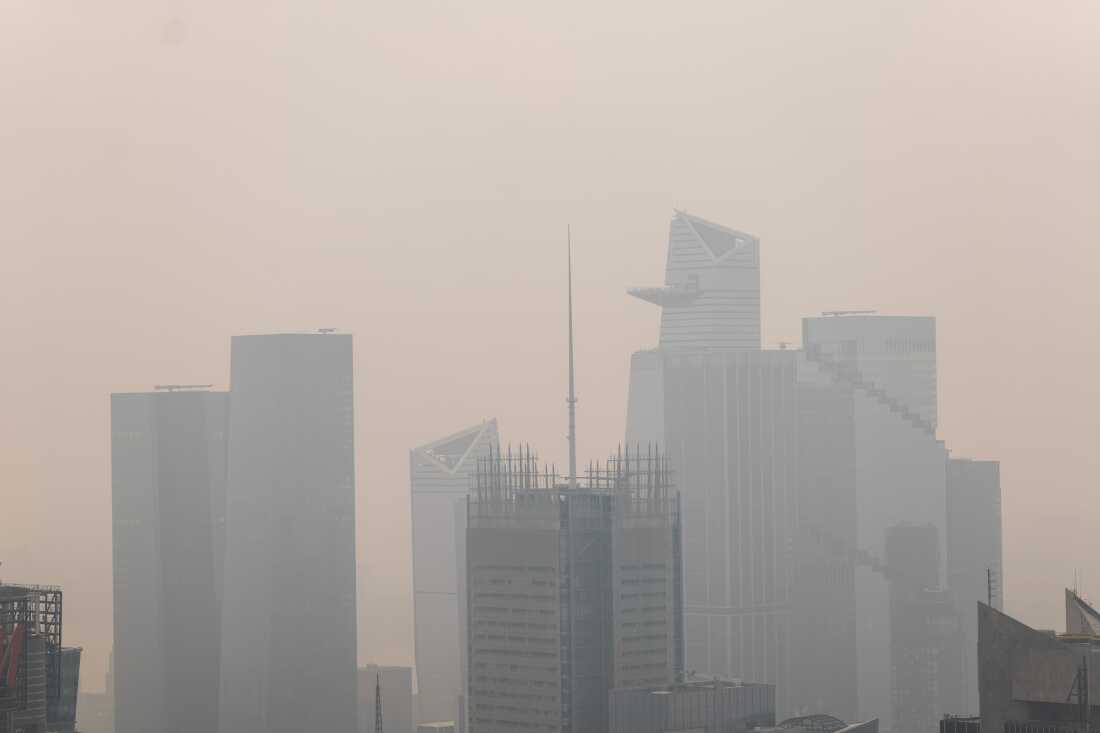 La brume causée par les incendies de forêt au Canada recouvre l'horizon de Manhattan, vu depuis la plate-forme d'observation Top of the Rock le 16 juillet 2026 à New York.