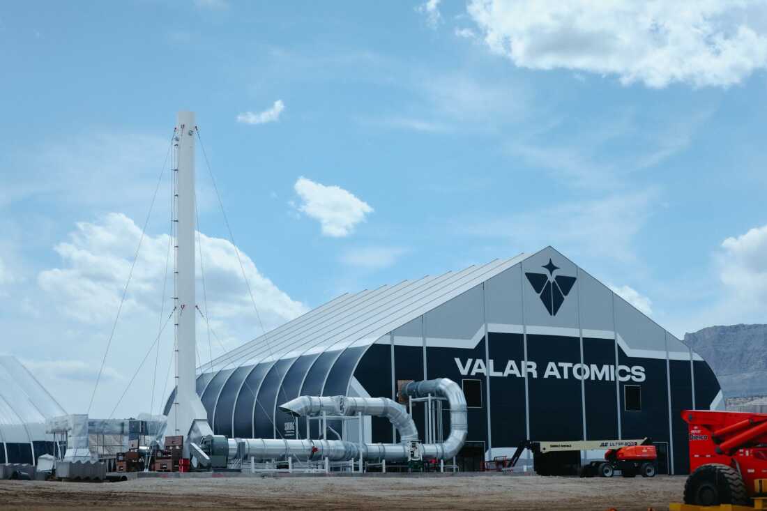 Cette photo montre une grande structure en forme de tente sur laquelle est écrit Valar Atomics.