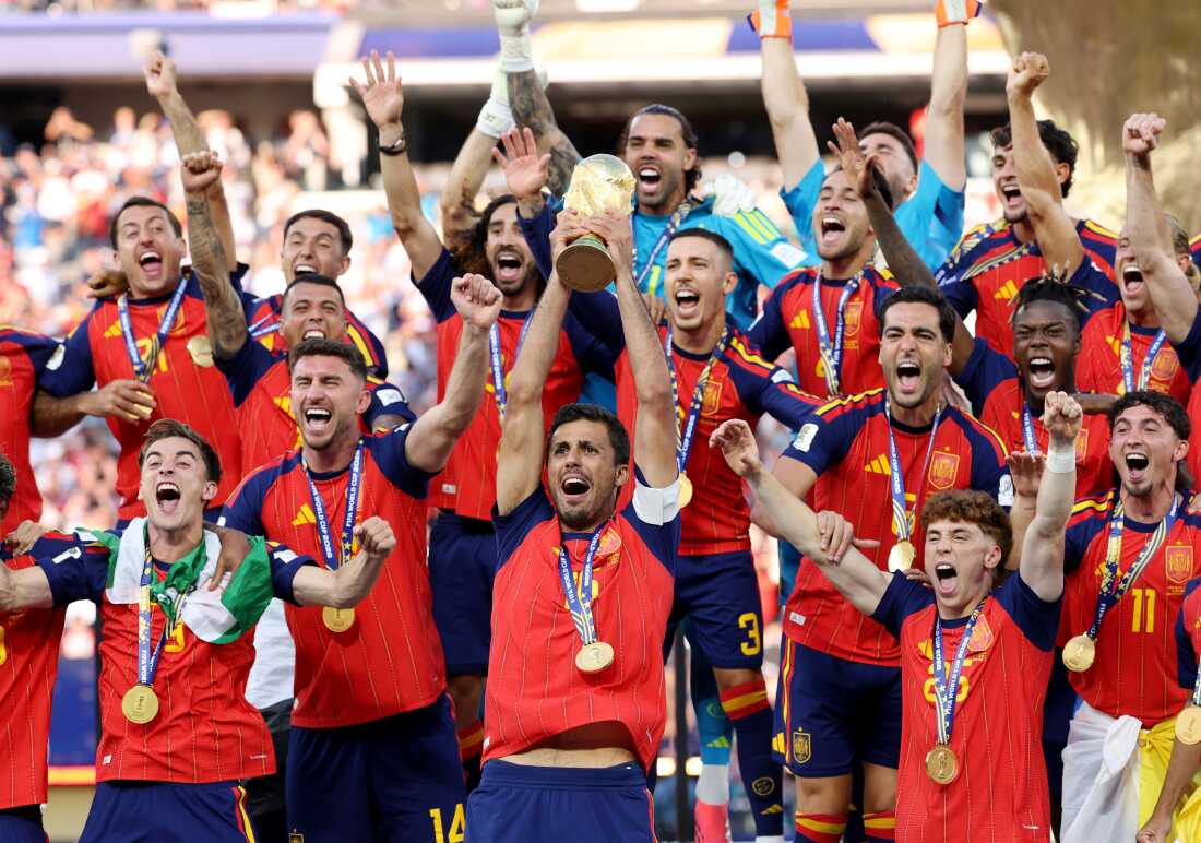 L'Espagne remporte le trophée de la Coupe du monde lors de la finale du tournoi après avoir battu l'Argentine au New York New Jersey Stadium à East Rutherford, dans le New Jersey, le 19 juillet 2026.