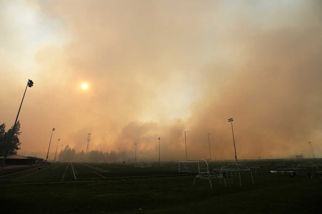 L'incendie d'Old Trails est vu depuis le complexe sportif Dwight Merkel, le samedi 1er août 2026, à Spokane, Washington.