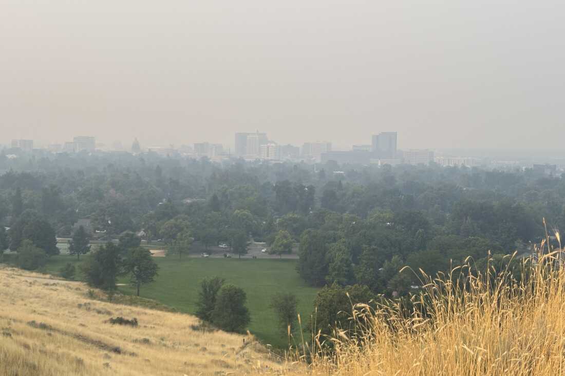 La fumée dense provenant des incendies de forêt en Oregon a déclenché des avis sur la qualité de l'air dans la ville voisine de Boise, dans l'Idaho.