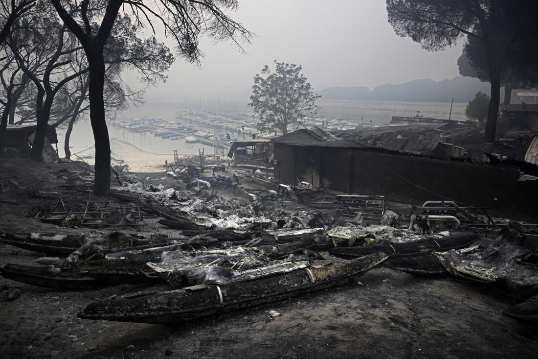 Des pédalos calcinés sont aperçus au réservoir de San Juan après qu'un incendie de forêt a ravagé la région de Pelayos de la Presa, à 65 kilomètres (40 miles) au sud-ouest de Madrid, le 28 juillet 2026.  