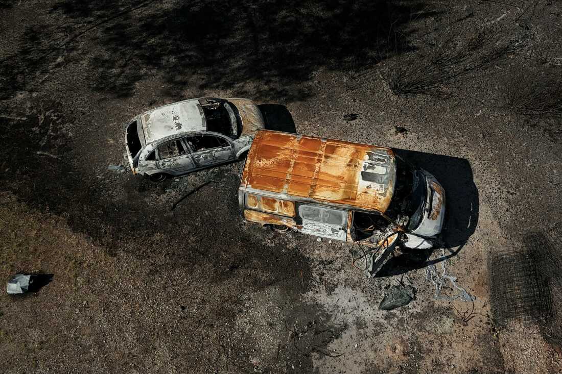 Cette photographie aérienne montre des locaux incendiés et des véhicules détruits par un incendie de forêt dans un parc d'activités à Biscarrosse, dans le sud-ouest de la France, le 28 juillet 2026. 