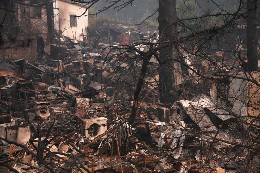 Une maison et ses biens détruits par un incendie de forêt sont photographiés alors que l'incendie continue de se propager près de Pelayos de la Presa, province de Madrid, Espagne, le mardi 28 juillet 2026.  