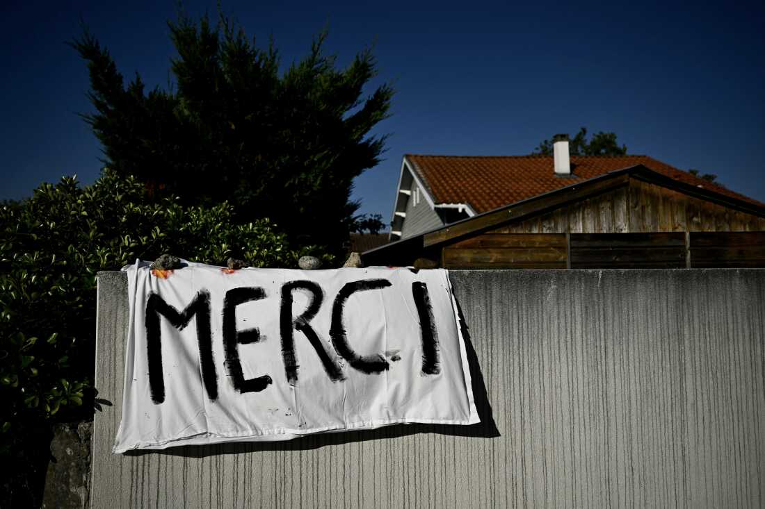 Cette photographie montre une pancarte accrochée au mur d'une maison lisant "Merci" en guise de message de gratitude aux pompiers de Biscarrosse, dans le sud-ouest de la France, le 28 juillet 2026, lors d'un incendie de forêt dans les Landes.