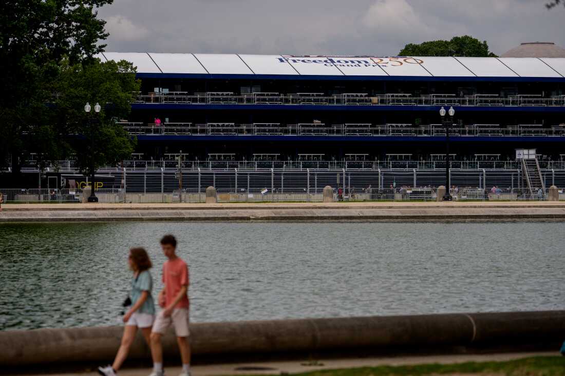 Stands d’observation, comme on l’a vu au National Mall plus tôt cette semaine.