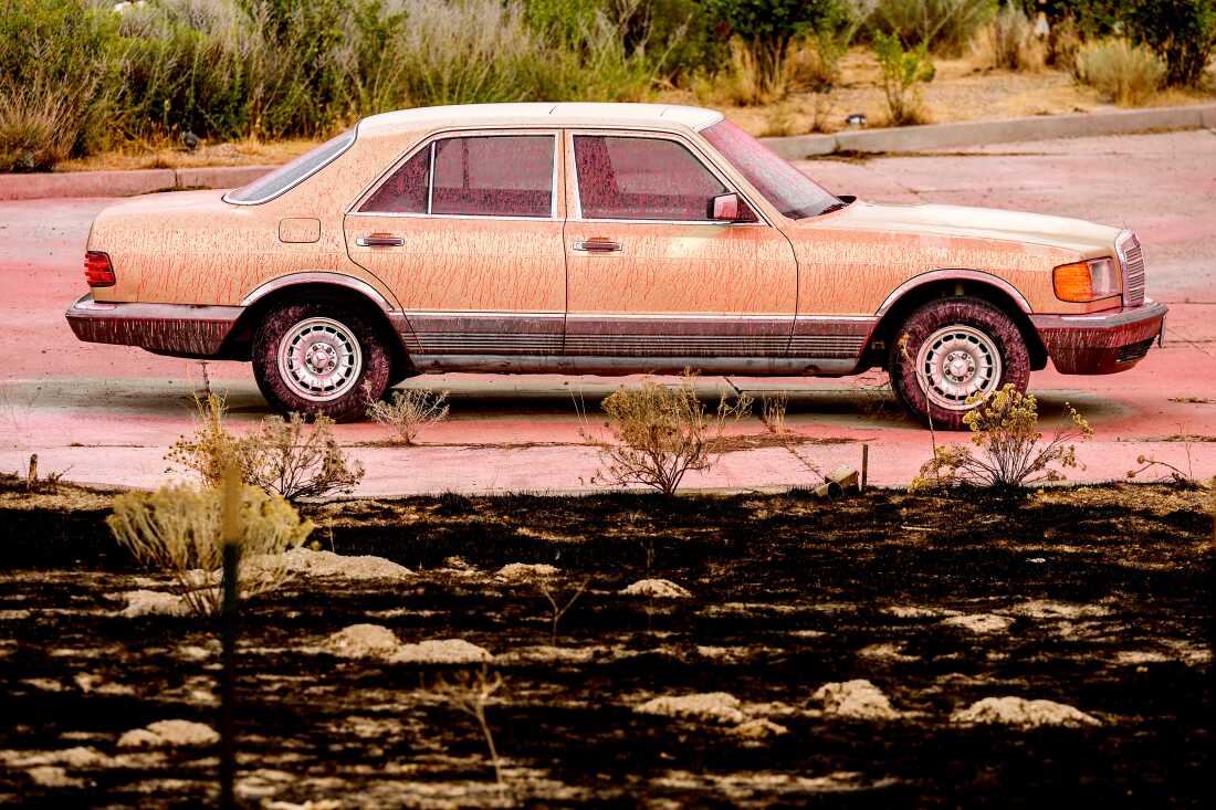 Un revêtement ignifuge recouvre un véhicule à la suite de l'incendie de bugs près de Reno, Nevada, le jeudi 13 août 2026.