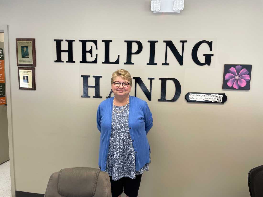 Le Helping Hand Ministry de Tulsa aide chaque semaine quelques dizaines de clients de services publics à éviter les coupures grâce aux fonds apportés par les fondations et la première église presbytérienne. Des milliers d’autres clients des services publics voient leur électricité coupée chaque mois en raison de factures impayées.