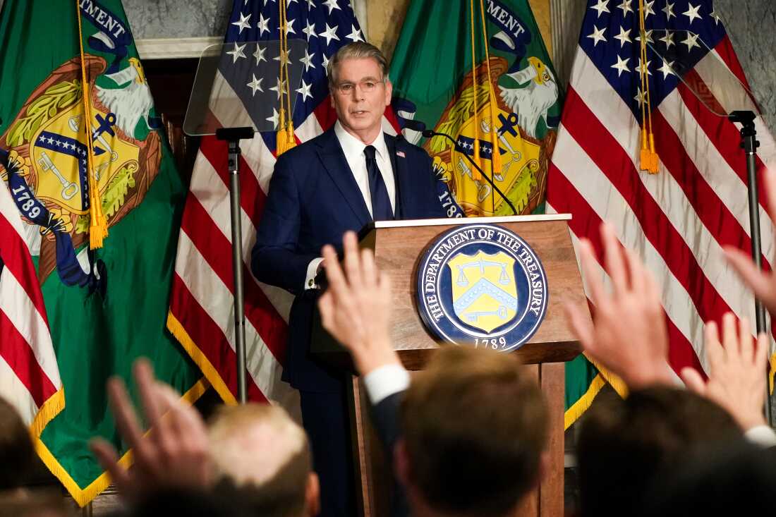 Le secrétaire au Trésor, Scott Bessent, s'exprime lundi lors d'une conférence de presse au département du Trésor à Washington.